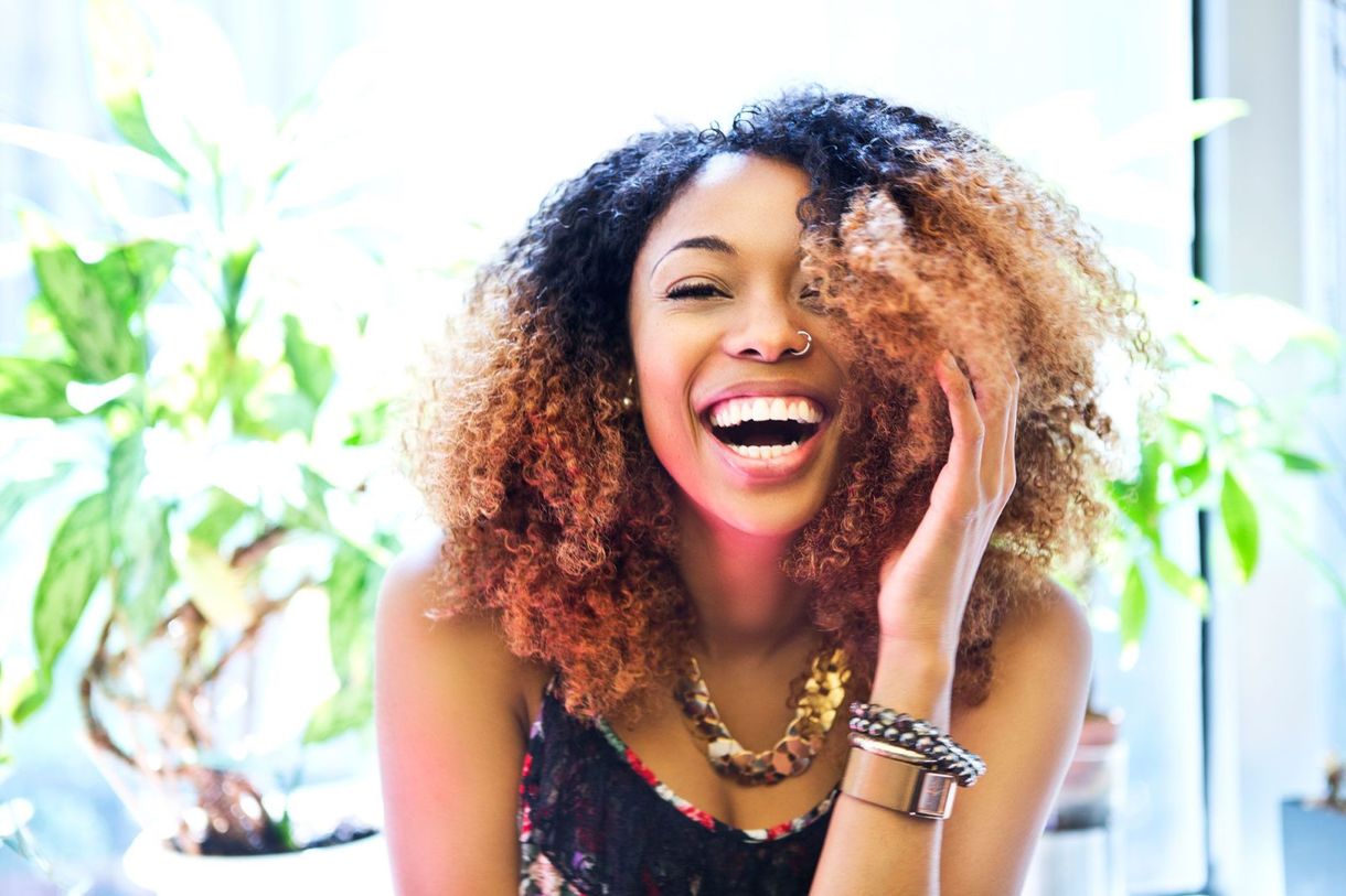 10 choses que les femmes aux cheveux naturels devraient savoir avant de colorer leurs cheveux