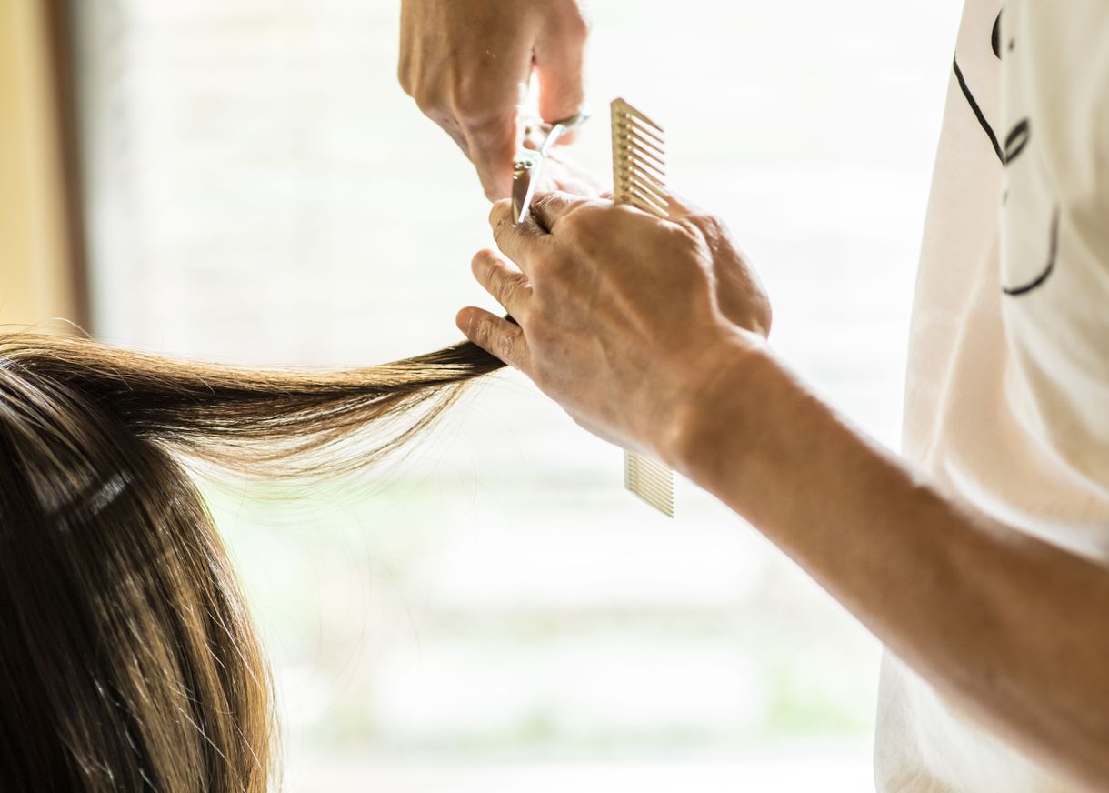 Spoiler: couper vos cheveux ne les aide pas vraiment à pousser