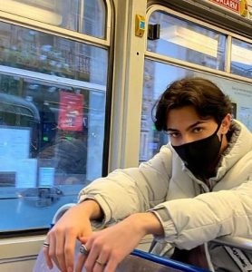   Milos Guzel posant à l'intérieur du train