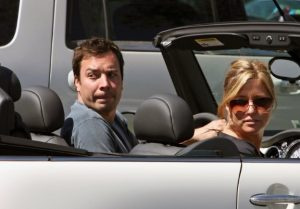   Nancy Juvonen en voiture avec son mari