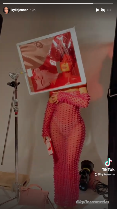 Kylie Jenner käyttää pelkkää piikikäs mekkoa uuden Kylie Cosmeticsin lanseerauksessa