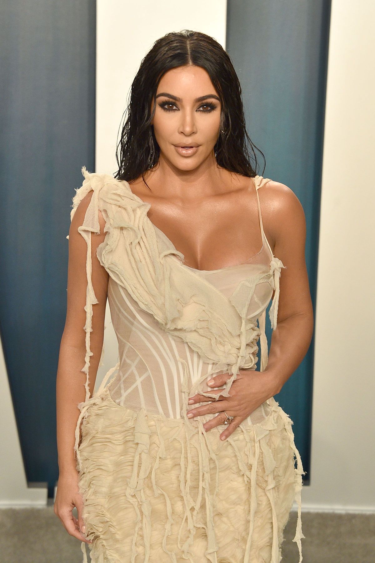 Kim Kardashian reagerer på kritikk etter at han hadde på seg en blonder med utskåret kjole for å besøke Vatikanstaten