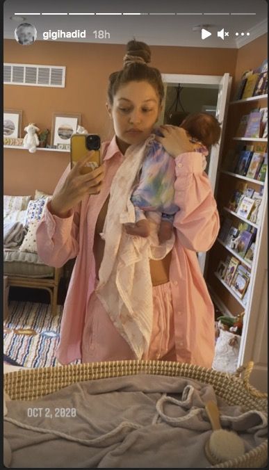 Gigi Hadid ką tik numetė be makiažo „topknot“ asmenukę su kūdikiu Khai