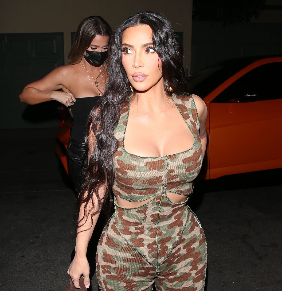 Il nuovo taglio di capelli a 'strati disordinati' di Kim Kardashian ci sta dando le vibrazioni di Jared Leto
