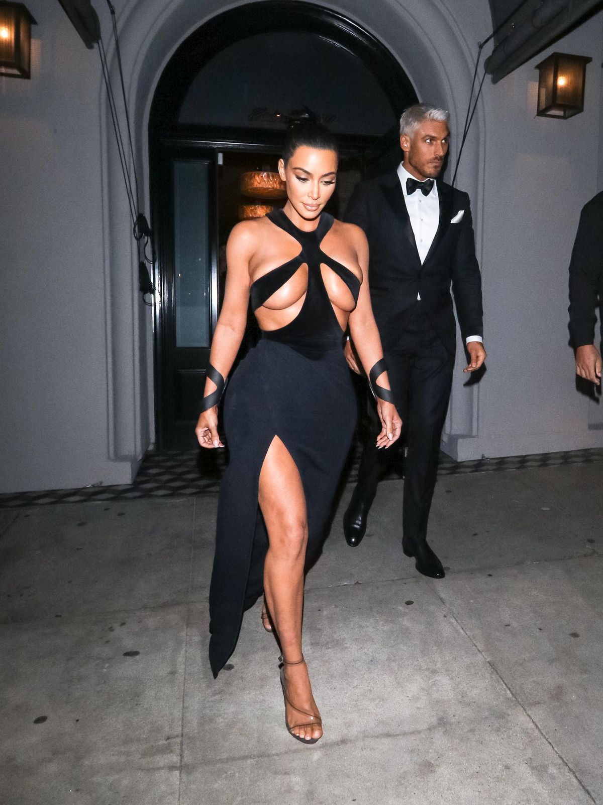 Kim Kardashian izašla je u vintage haljini Thierry Mugler s izrezom sinoć za dodjelu Hollywoodskih nagrada za ljepotu