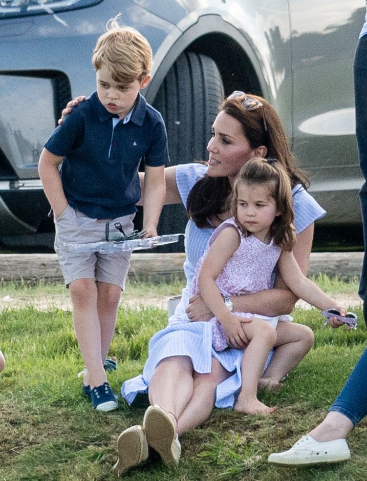 Kate Middleton a réussi le look chic et décontracté dans cette robe bleue