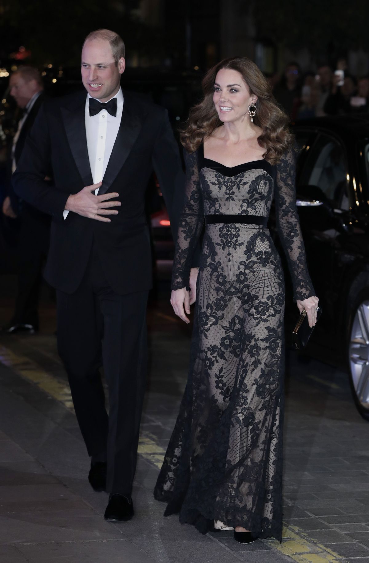 Kate Middleton ดูเก๋ไก๋กว่าในชุดเดรสกึ่งโปร่งของ Alexander McQueen สำหรับการแสดงของ Royal Variety