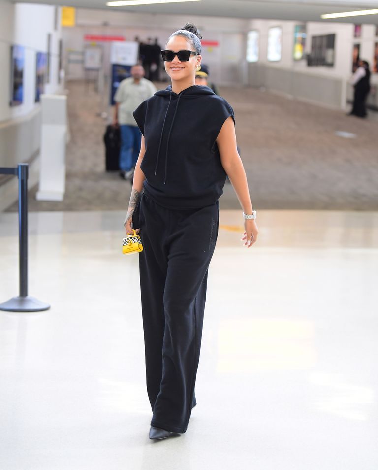 Rihanna lander på flyplassen for New York Fashion Week med den minste vesken
