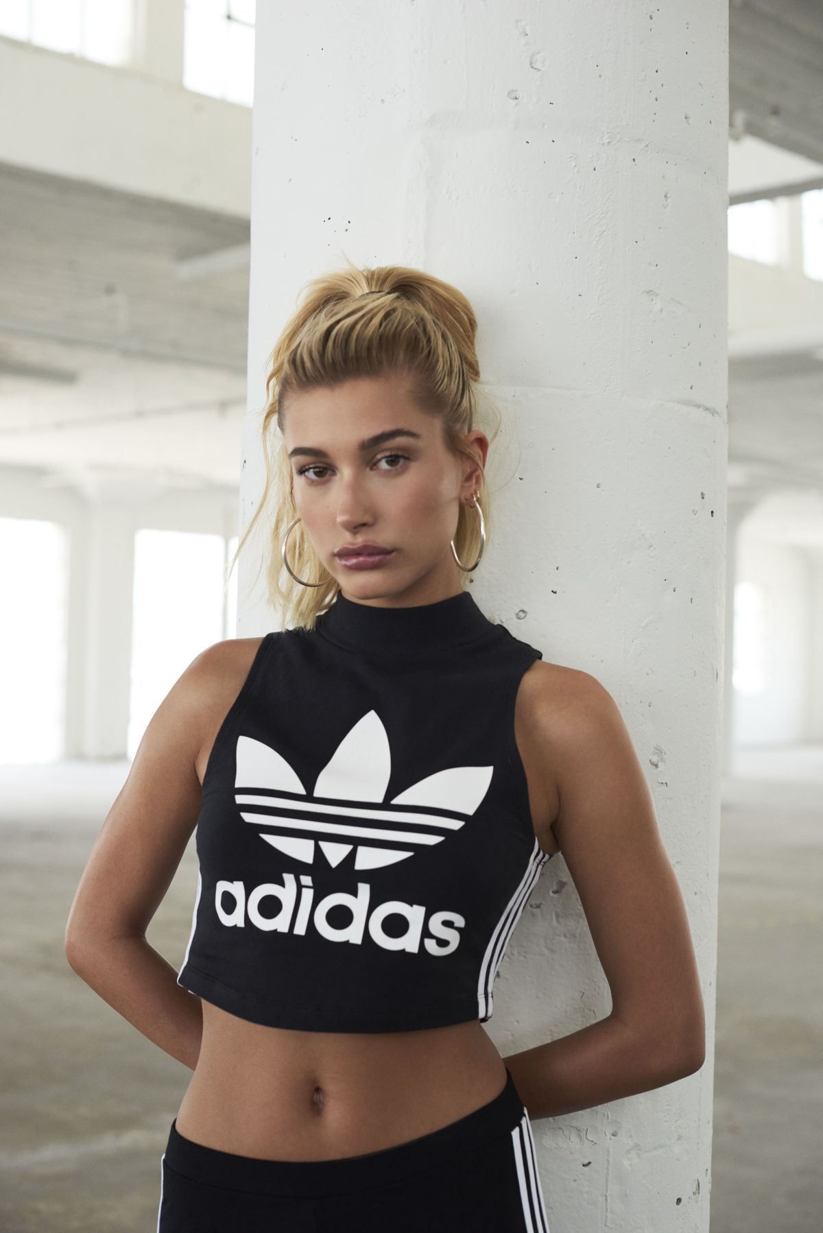 Voici Hailey Baldwin à la recherche de mouche dans la nouvelle campagne Adidas x JD Sports