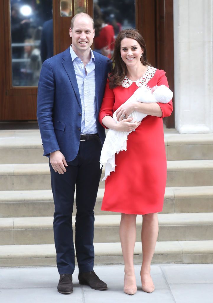 케이트 미들턴이 제니 팩햄 드레스를 입고 세 번째 왕실 아기를 낳은 후 처음으로 대중 앞에 모습을 드러냈습니다.