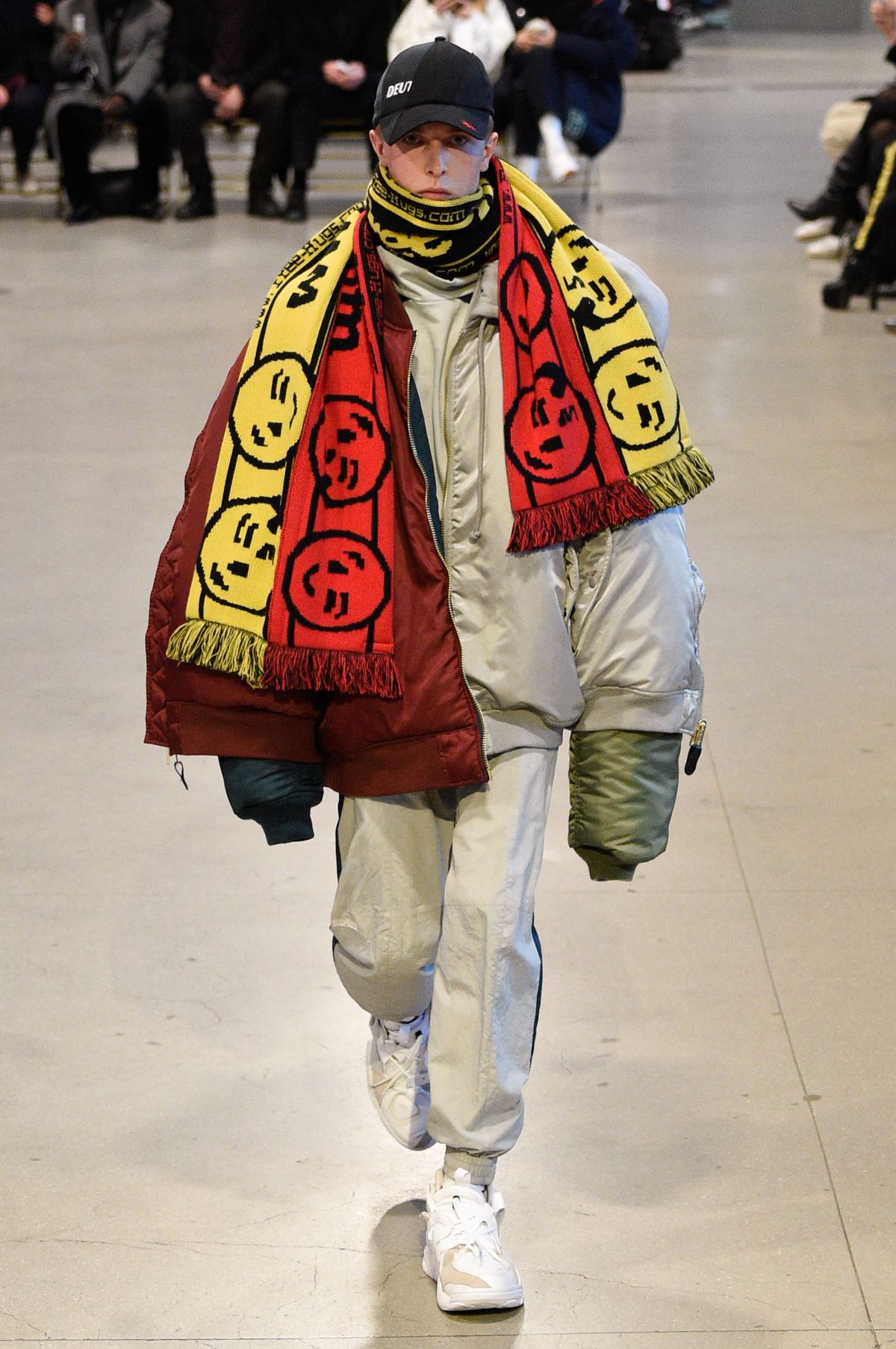 ケンダル・ジェンナーは、滑稽なサイズのパフジャケットで陽気なファッションミームを刺激します