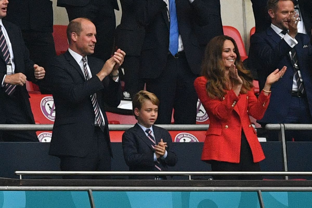 Kate Middleton สวมเสื้อลดราคา 60 เหรียญสำหรับการออกนอกบ้านที่น่ารักของเธอกับ Prince George