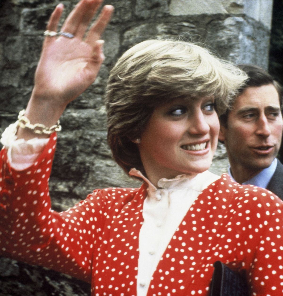 Tetbury, Inglismaa 22. mai, daam Diana Spencer, kes kannab punast ja valget täpilist ülikonda, mille on kujundanud jasper Conran, lehvitab, kui ta osaleb oma esimesel jalutuskäigul koos oma kihlatu prints Charlesi, Walesi printsiga, kaks kuud enne nende pulmi, 22. mail 1981 tetbury, gloucestshire, Ühendkuningriik foto anwar husseingetty images