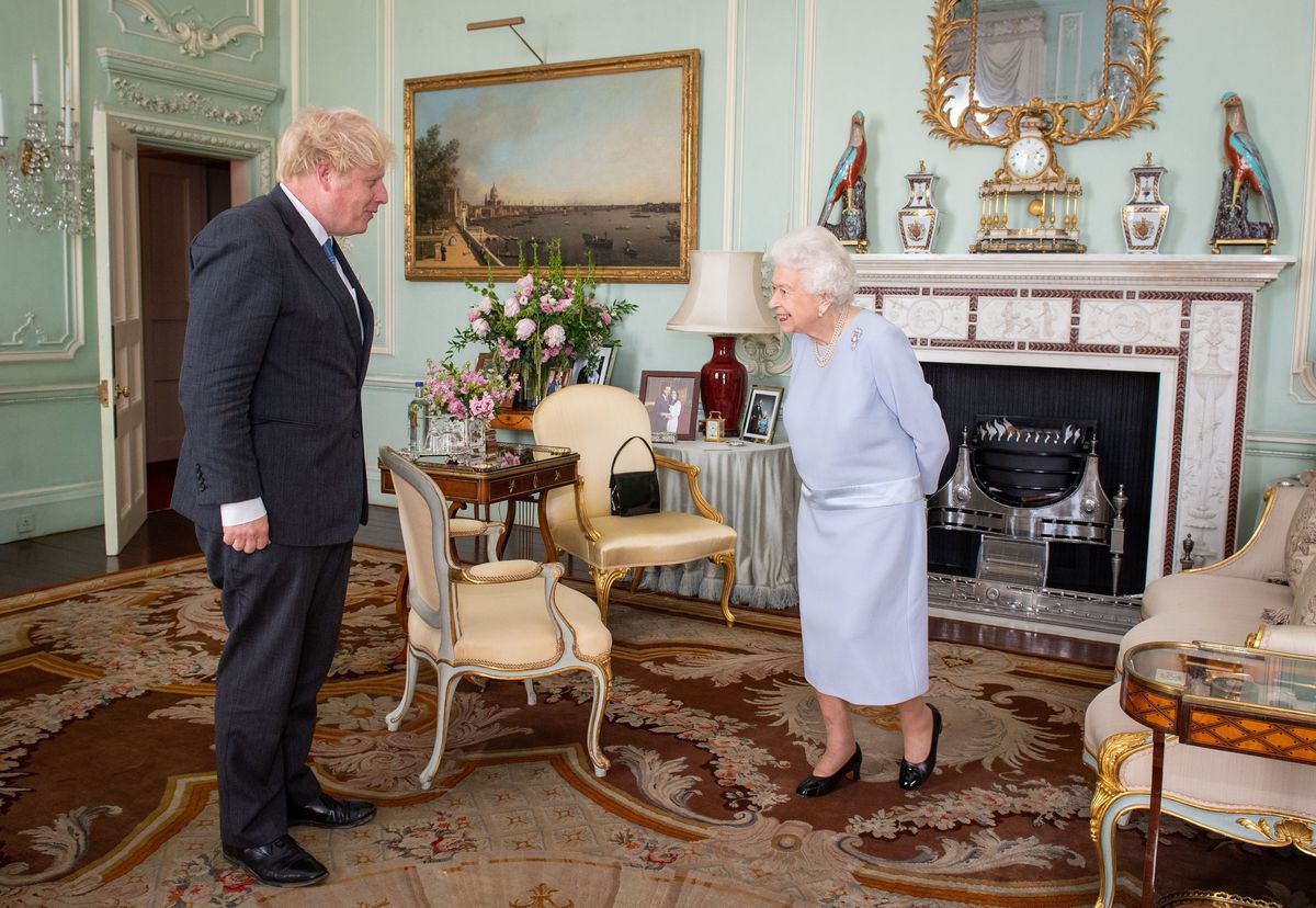 London, Inglismaa 23. juuni kuninganna Elizabeth II tervitab peaministrit boris johnsonit peaministri isikliku iganädalase auditooriumi ajal pärast koronaviiruse pandeemia algust Buckinghami palees 23. juunil 2021 Londonis, Inglismaal foto autor Dominic Lipinski wpa poolgetty images