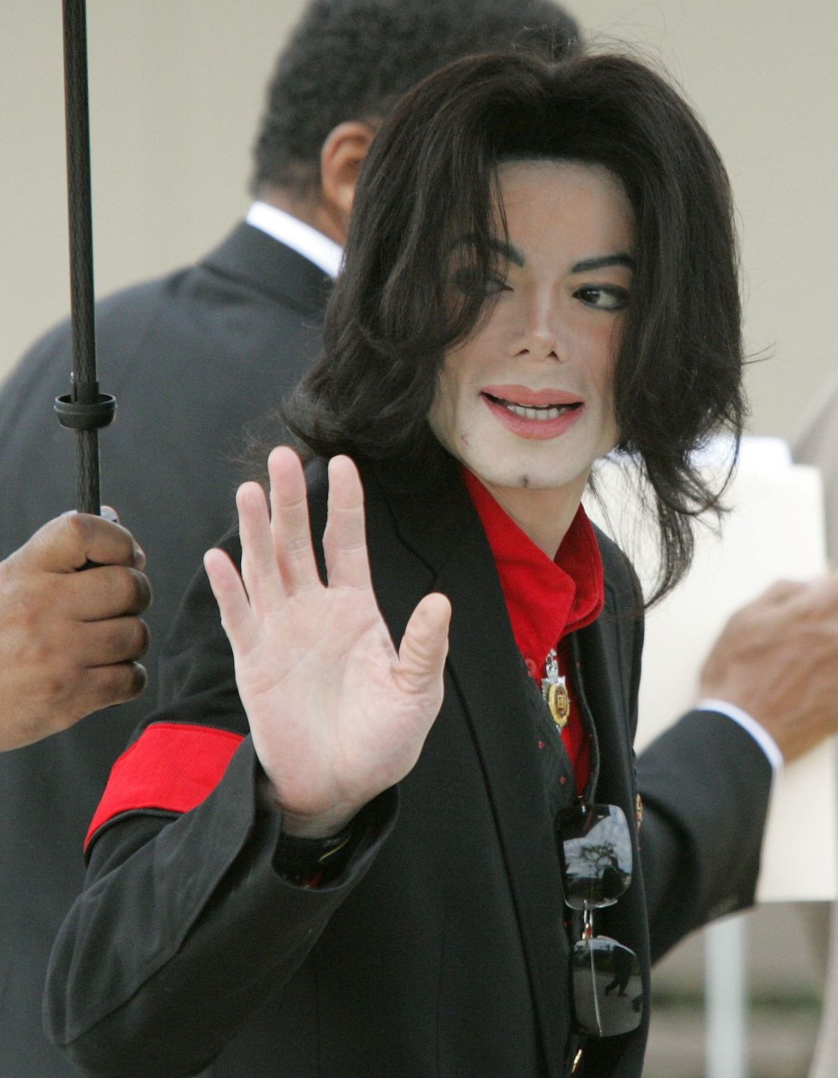 Michael Jackson quittant la Cour supérieure du comté de Santa Barbara, 2003