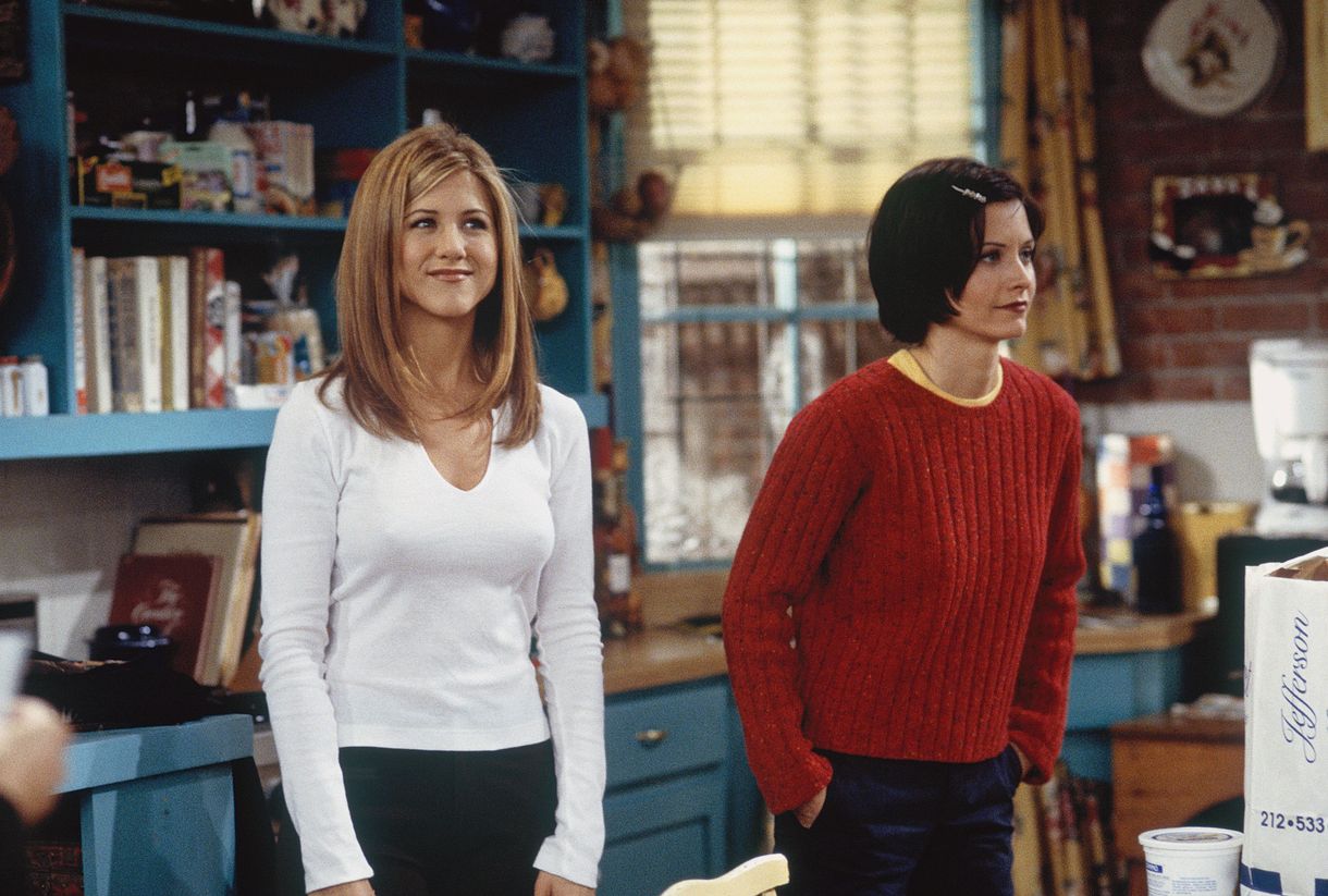 Jennifer Aniston forklarer til slutt hvorfor brystvortene hennes dukket opp på Friends