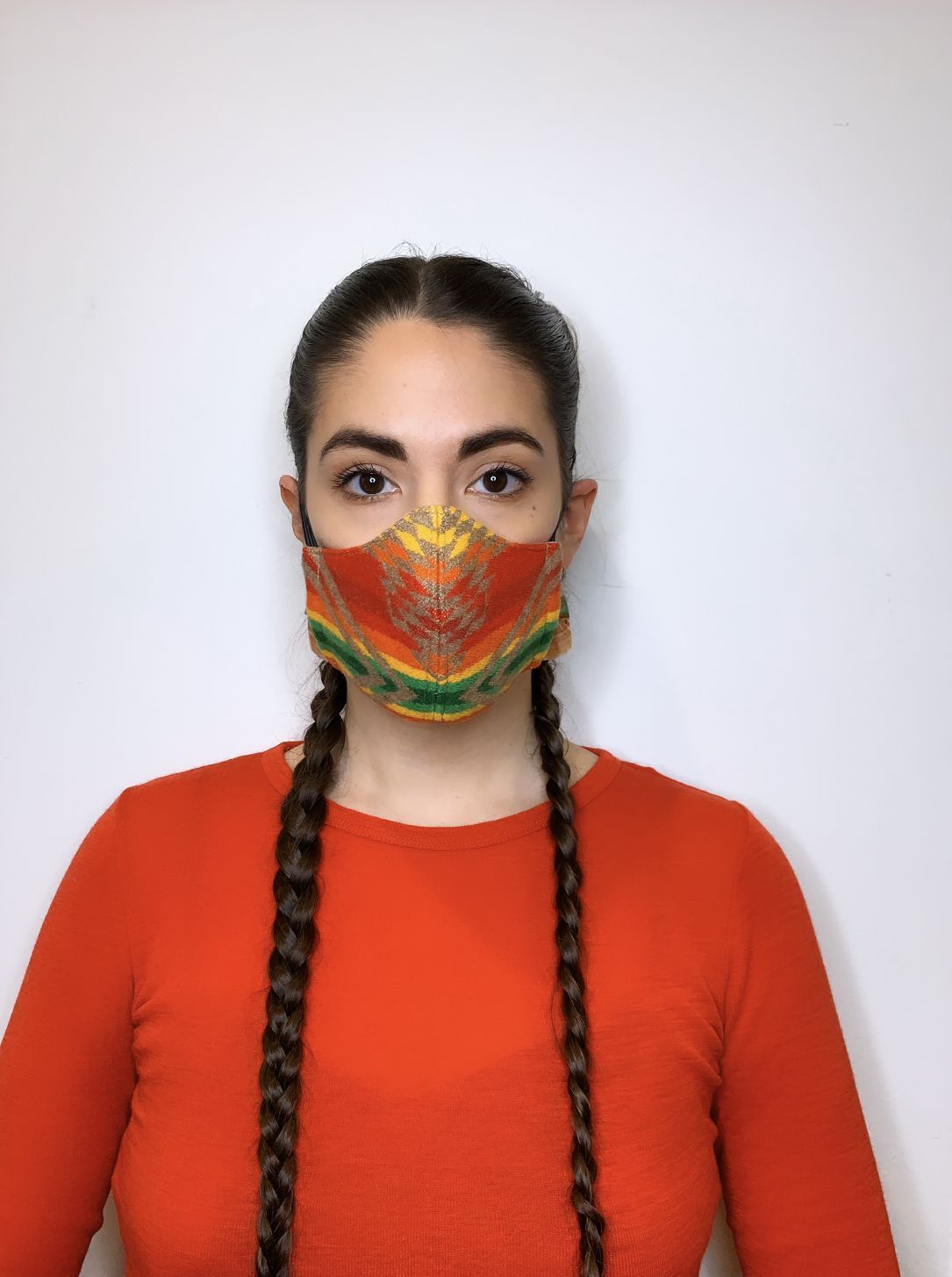 Lo stilista indigeno che usa le maschere per combattere l'ingiustizia