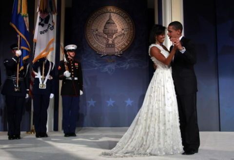 Президентът на САЩ Барак Обама и неговата първа дама Мишел Обама танцуват на сцената по време на MTV & ServiceNation: На живо от младежкия откриващ бал в Хилтън Вашингтон на 20 януари 2009 г. във Вашингтон, окръг Колумбия | ELLE UK