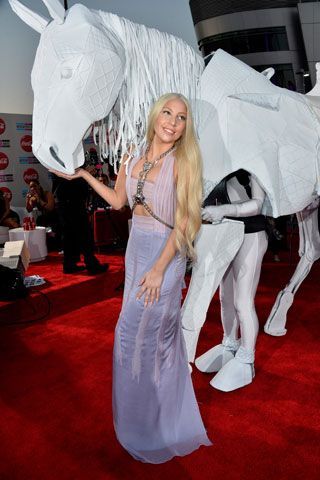 Lady Gaga gir liv til Versace -kampanjen ... på en hest