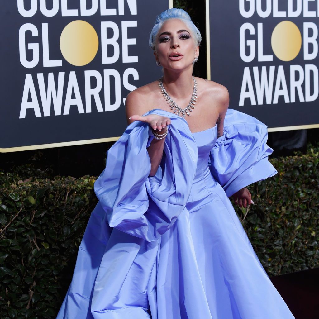 레이디 가가(Lady Gaga)의 페리윙클 발렌티노(Valentino) 드레스가 도난당한 후 경매에 부쳐진다.