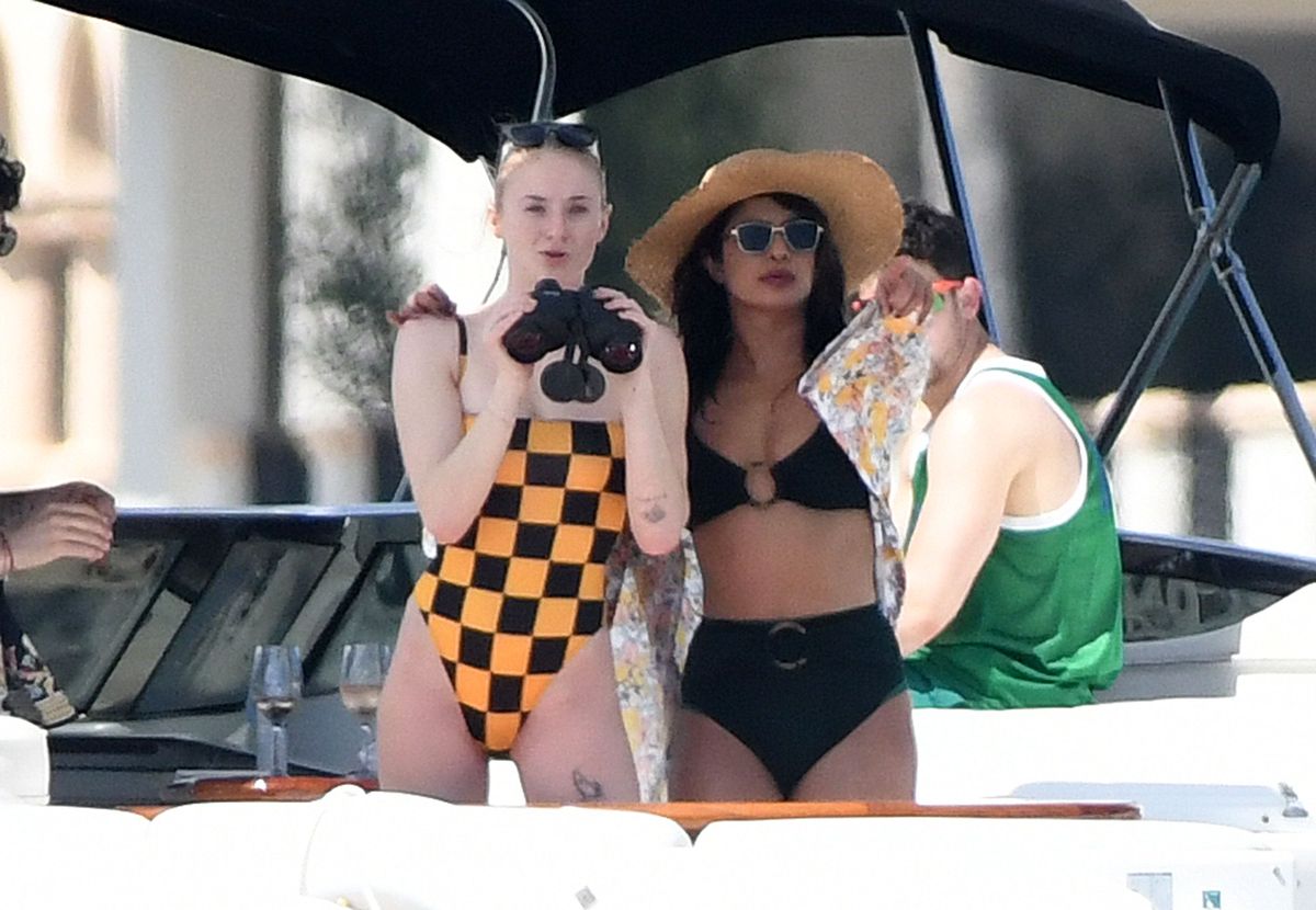 Sophie Turner og Priyanka Chopra-Jonas ser ut som varme Bond-skurker på en yacht