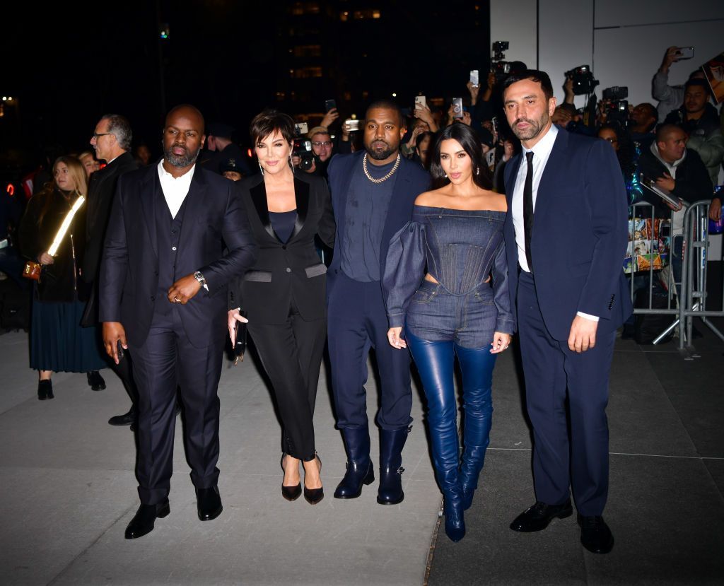Η Kim Kardashian μόλις φορούσε γάντια-λιγότερα τζιν πάνω από τα τζιν της και είμαστε εντυπωσιασμένοι