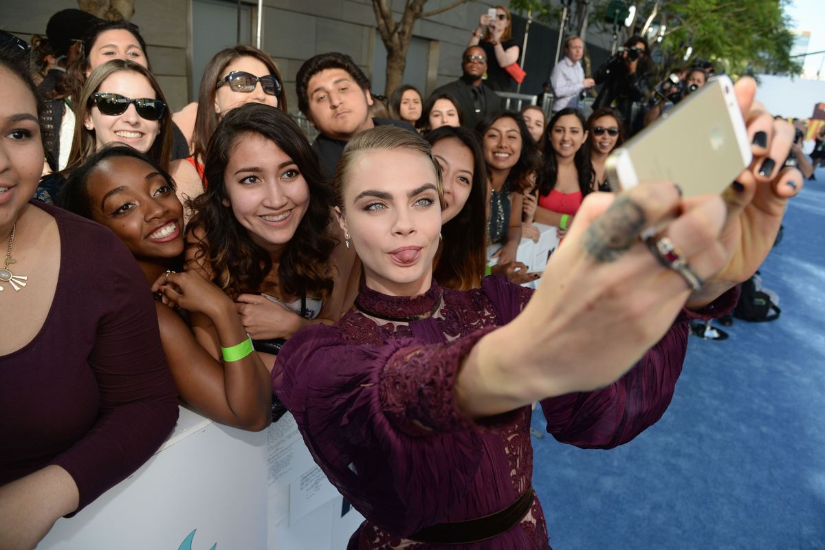 Η Cara Delevingne δέχεται πυρά από τους θυμωμένους θαυμαστές για το «Selfie Shaming» Instagram Post