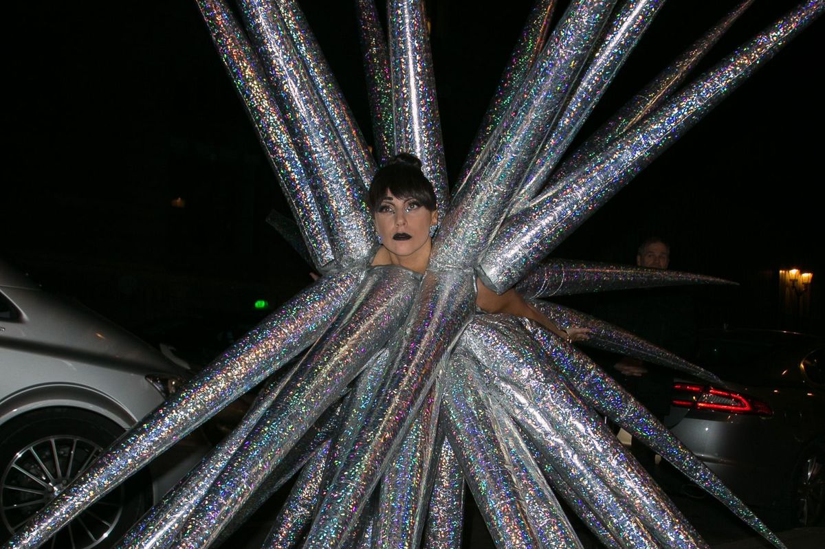 Lady Gaga a marché dans les rues de Paris habillée comme un oursin géant