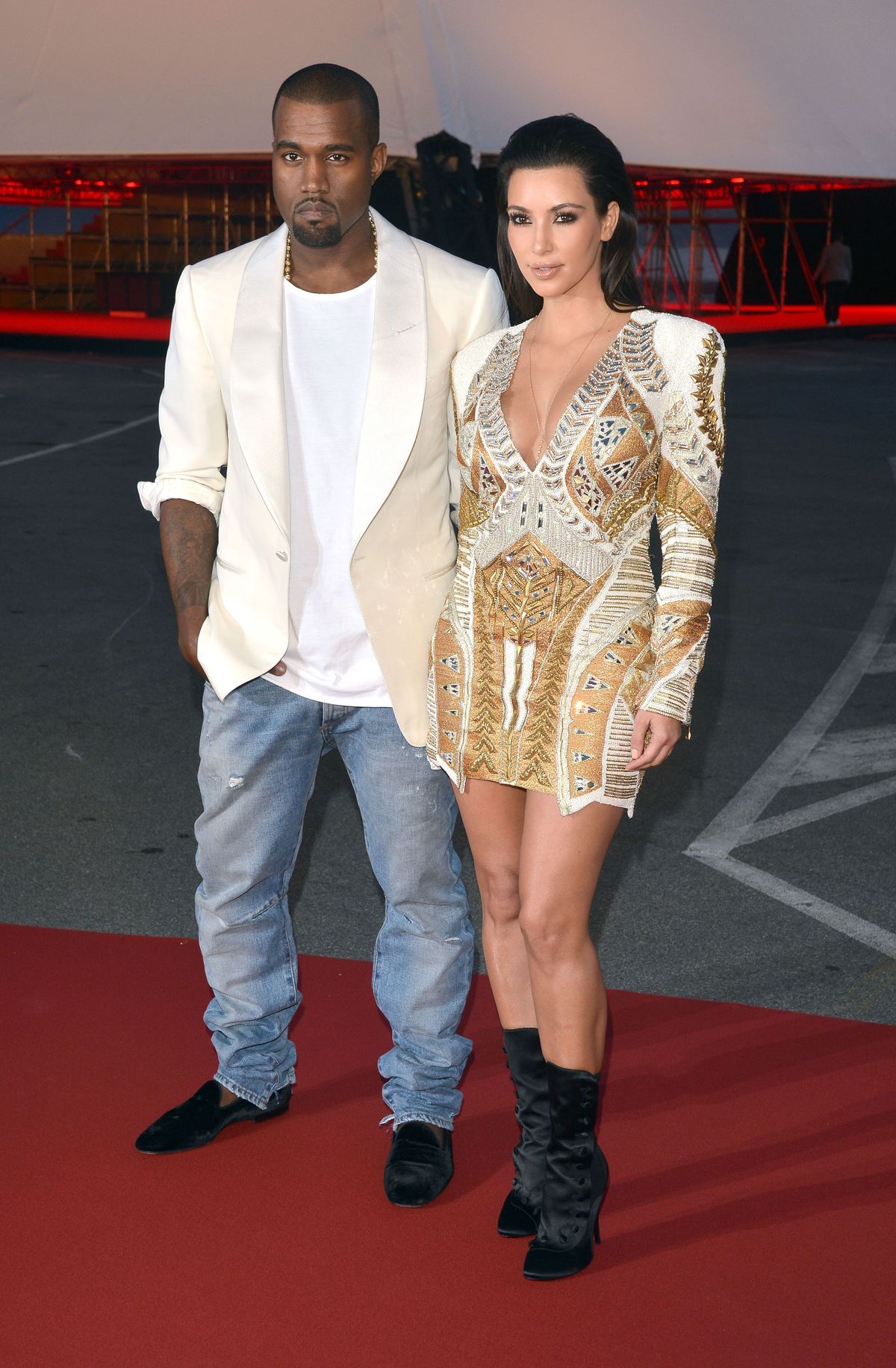 Kanye West et Kim Kardashian West (en Balmain) assistent à la