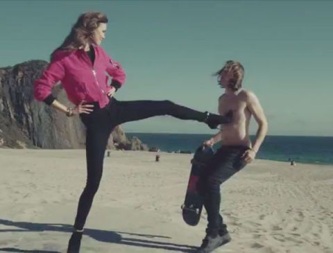 Карли Клосс ударила многих мужчин в первом видео от Juicy Couture