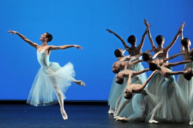 Valentino, Carolina Herrera ir kiti kurs baleto kostiumus