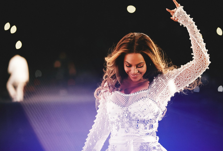Beyonce eelvaateid rohkem Riccardo Tisci uuest Burberryst Houstoni kontserdi ajal