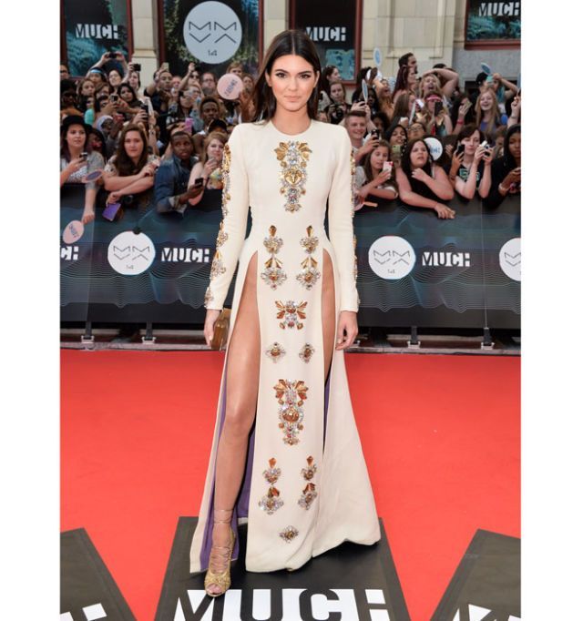 Kendall Jenner lleva un atrevido vestido de doble abertura en los MuchMusic Video Awards
