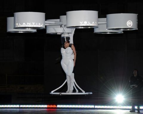 Lady Gaga hebt bei der 'ARTPOP' Album Release Party im neuen fliegenden Kleid ab
