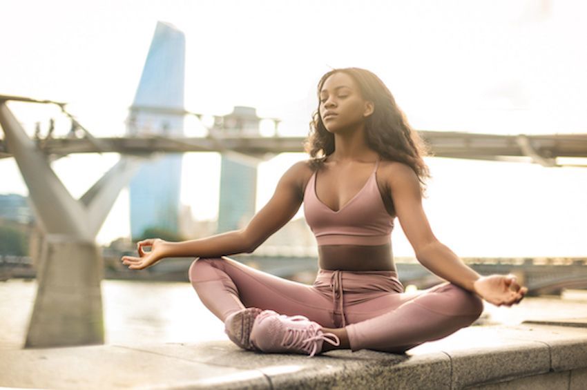Comment le yoga peut vous aider à être plus intelligent Moins anxieux Avantages mentaux Faire de l