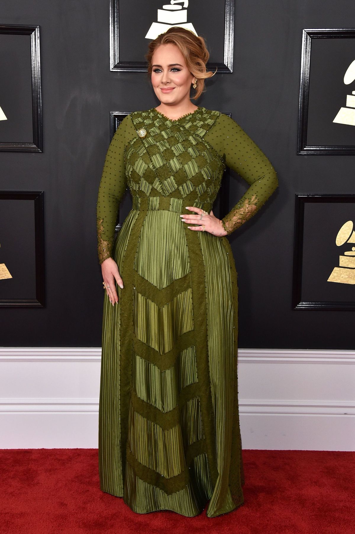 Adele käyttää uutta väriä Grammy -punaisella matolla