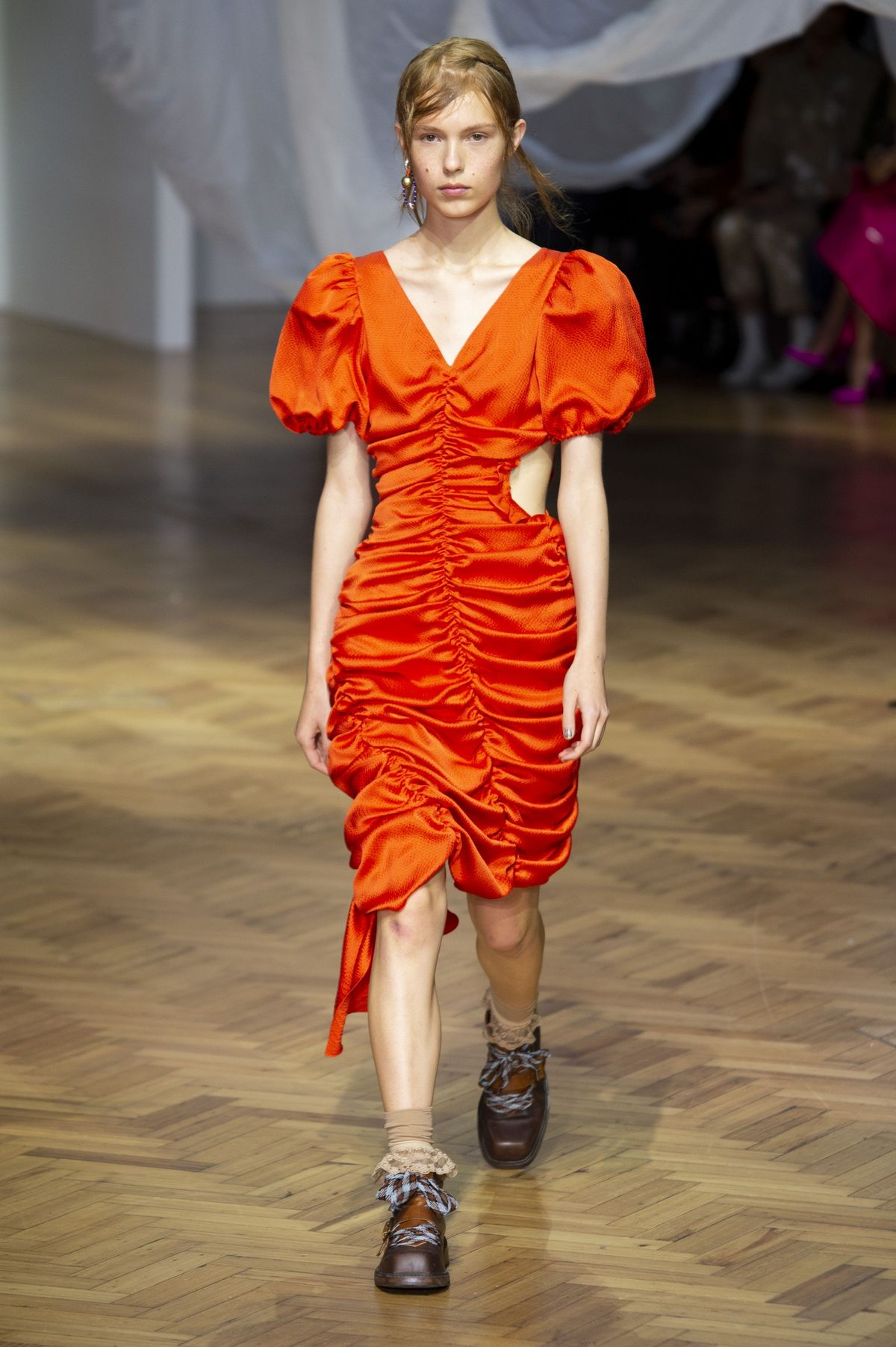 Κόκκινο βολάν φόρεμα Λονδίνο εβδομάδα μόδας άνοιξη 2019