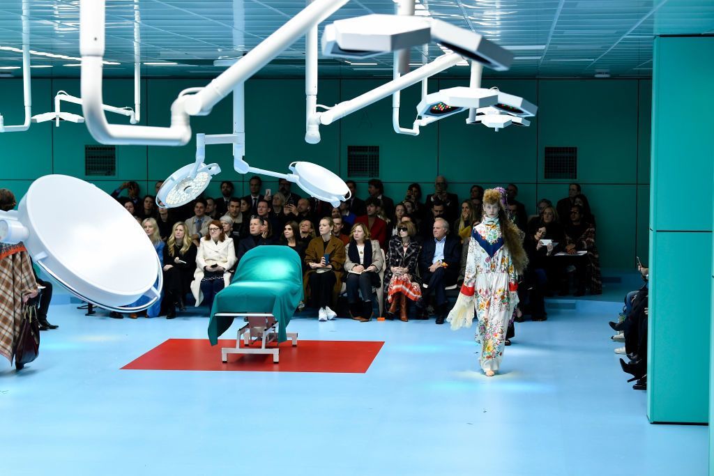 Μοντέλα περπατούν στην πασαρέλα στην έκθεση Gucci κατά τη διάρκεια της Εβδομάδας Μόδας του Μιλάνου Φθινόπωρο/Χειμώνας 2018/19 στις 21 Φεβρουαρίου 2018 στο Μιλάνο, Ιταλία | ELLE UK
