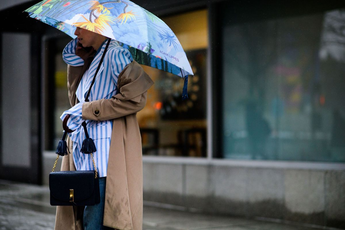 Ľudské telo, dáždnik, pouličná móda, dážď, prenosné komunikačné zariadenie, kabát, zrážky,