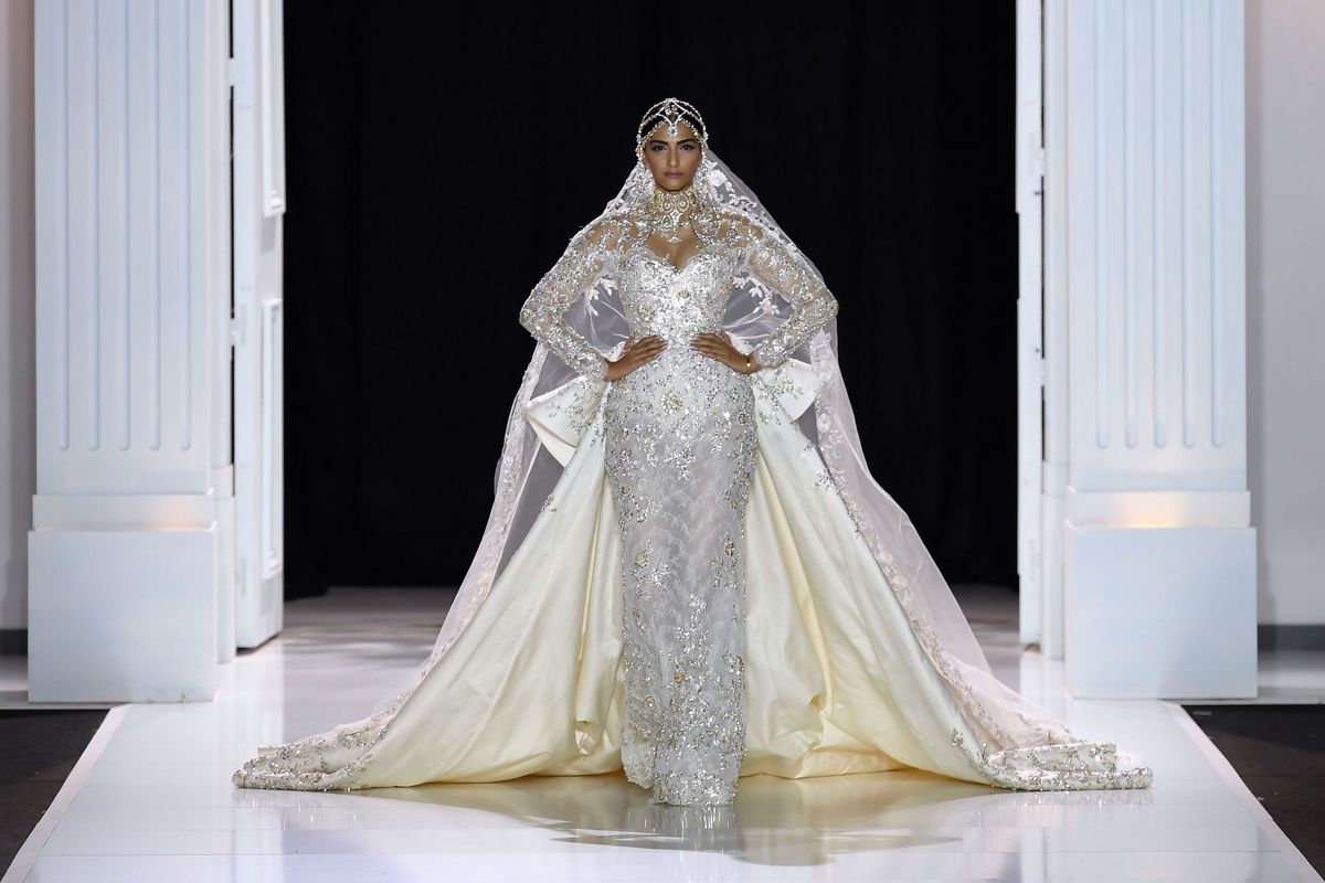 L'actrice de Bollywood Sonam Kapoor a fermé son premier défilé de couture ressemblant à une déesse nuptiale