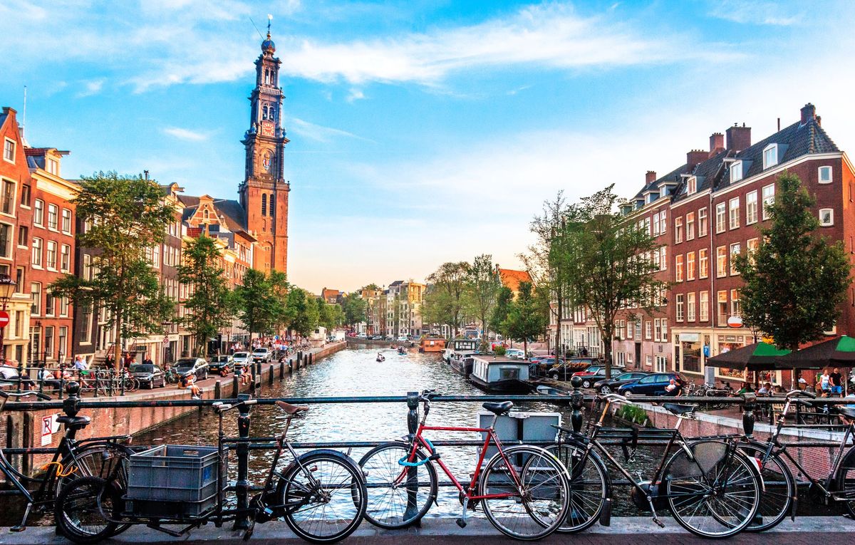 アムステルダムの運河の眺め