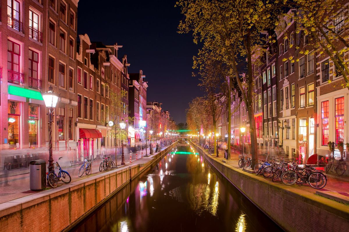 夜のオランダ、アムステルダムの歓楽街。オランダ、アムステルダムのナイトライフ
