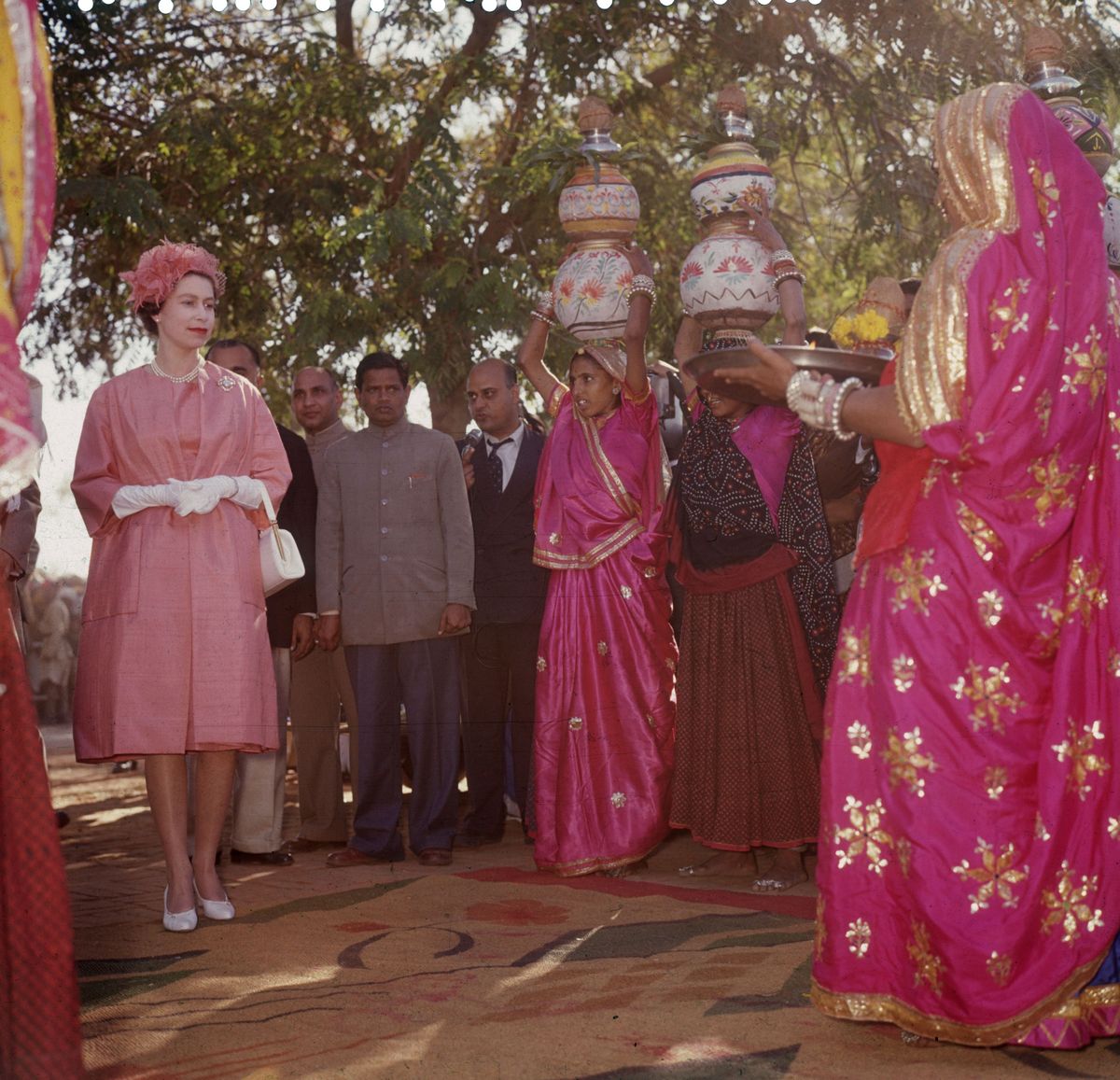 kraljica elizabeth ii v vzorni vasi v jaipurju, indija, med kraljevsko turnejo, 22. januar 1961 fotografija derek berwinfox photoshulton arhivgetty images