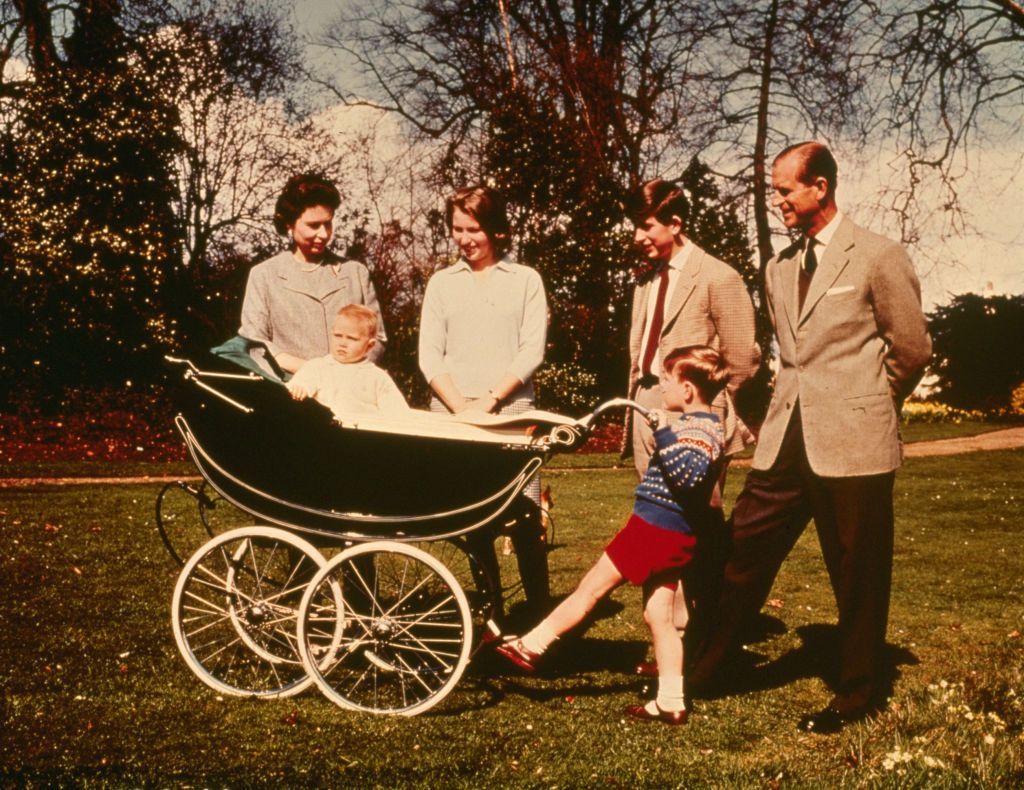 1965. kraljica elizabeth ii in princ philip, vojvoda edinburški s svojimi otroki od desne proti levi charles princ od walesa, princ andrew, princ edward in princesa anne, ki praznuje 39. rojstni dan kraljic na fotografiji v windsorju, avtor fotografije keystonegetty images