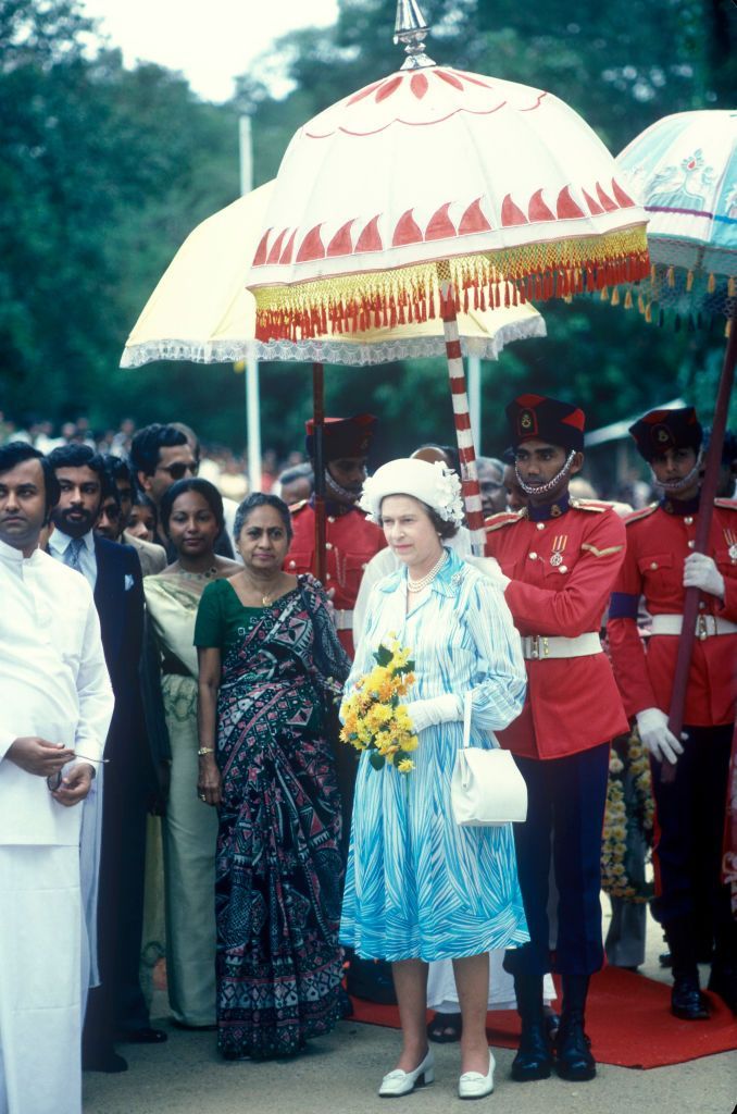 kraljica elizabeth ii, šrilanka, med obiskom kraljevega botaničnega vrta v peradeniji, šrilanka, 24. oktober 1981, 24. oktober 1981 foto: john shelley collectionavalongetty images