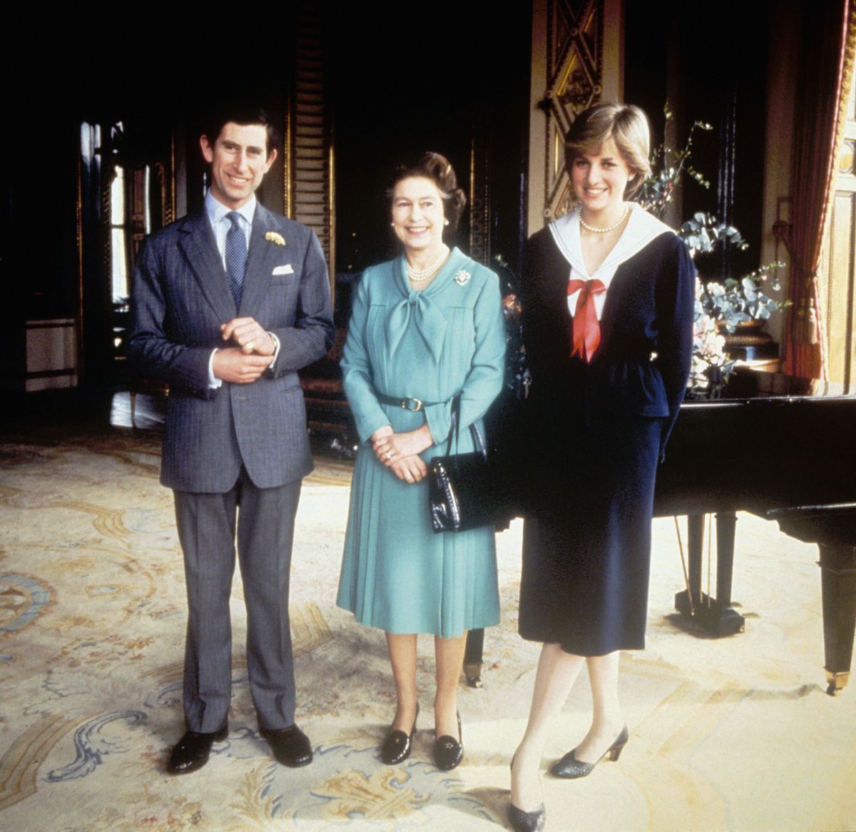 kraljica elizabeth ii s princem charlesom in njegovo zaročenko diano spencer 1961 1997 v Buckinghamski palači, 27. marec 1981 photo by fox photoshulton archivegetty images