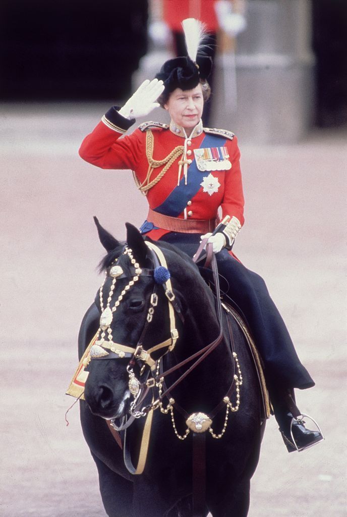 1983 kraljica elizabeth ii sprejme pozdrav med četovanjem barvne slovesnosti v londonu fotografija hulton archivegetty images