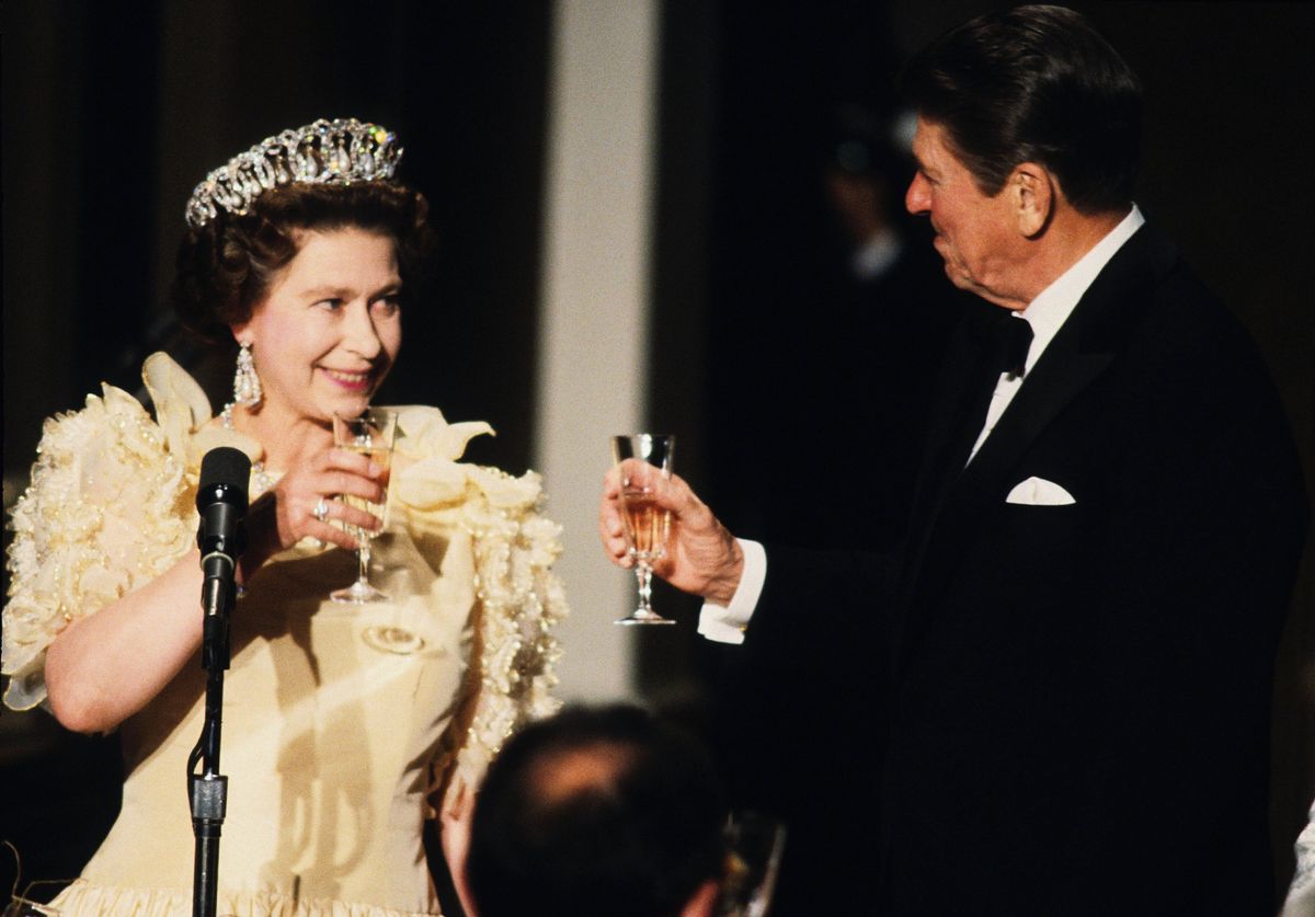 san francisco, ca marec 1983 kraljica elizabeth ll nazdravi predsedniku ronaldu reaganu na pogostitvi med uradnim obiskom kraljic pri nas marca 1983 v san franciscu, kalifornija fotografija anwar husseingetty images