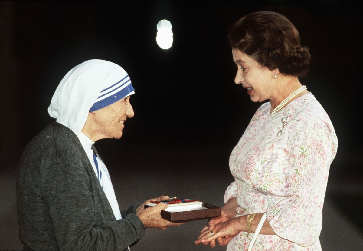 Delhi, 24. novembra, kraljica Elizabeta II predaja red zaslug materi Terezi v predsedniški palači 24. novembra 1983 v Delhiju, Indija, fotografija anwar husseingetty images
