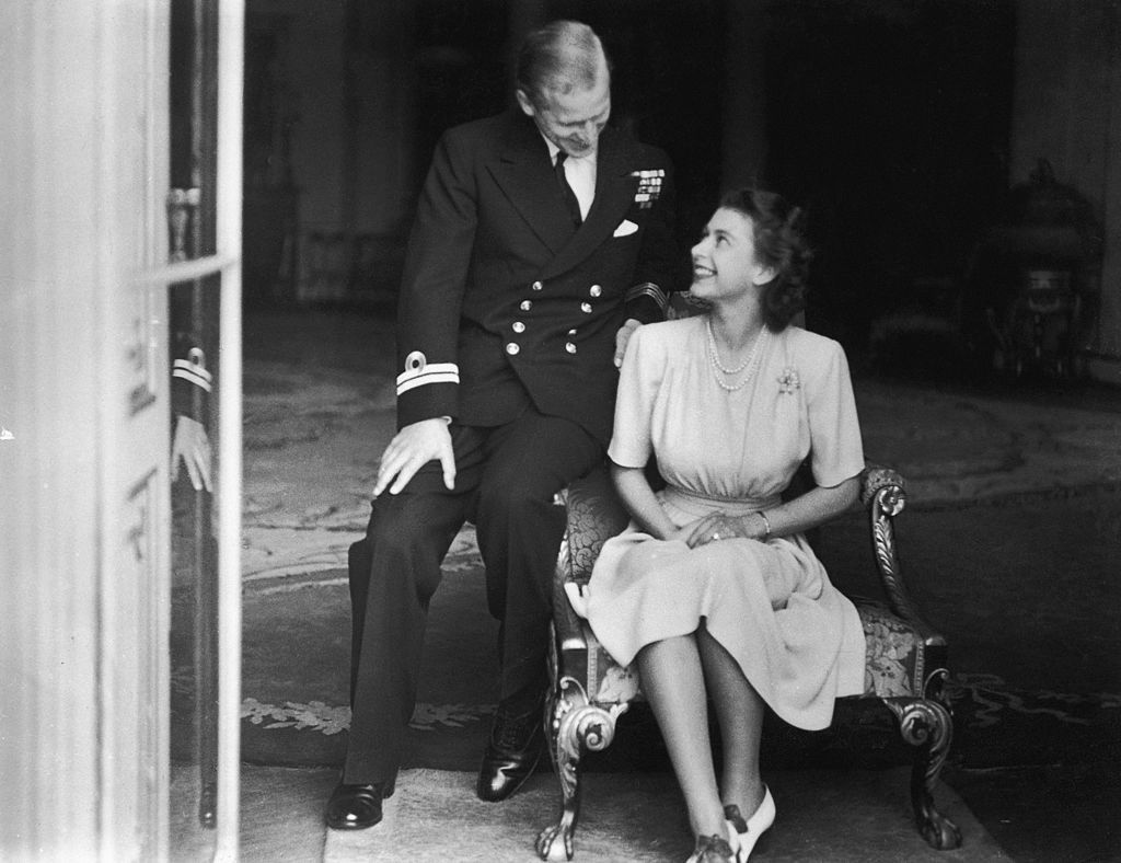 princesa elizabeth kasneje kraljica elizabeth ii in njen zaročenec, philip mountbatten v buckinghamski palači, po objavi njune zaroke, 10. julij 1947 fotografija aktualne tiskovne agencije hulton archivegetty images